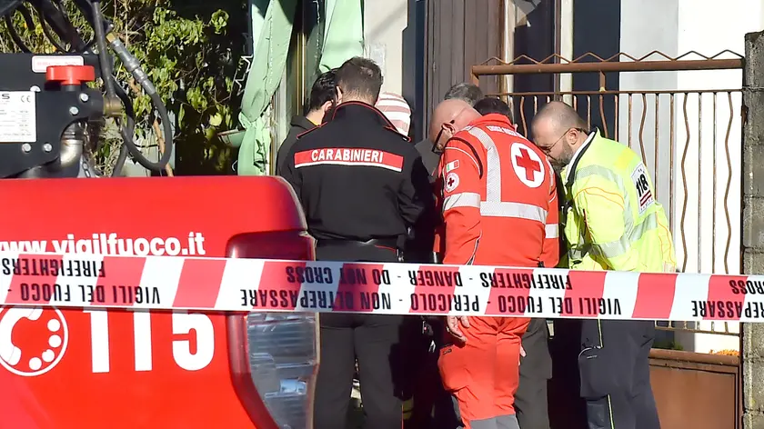 L'arrivo dei soccorritori dopo l’allarme lanciato attorno alle 13: ci sono carabinieri, vigili del fuoco e personale Sores Foto Petrussi