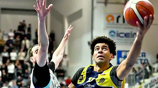 Una conclusione mancina di Marangon contro Roseto (foto Petrussi)