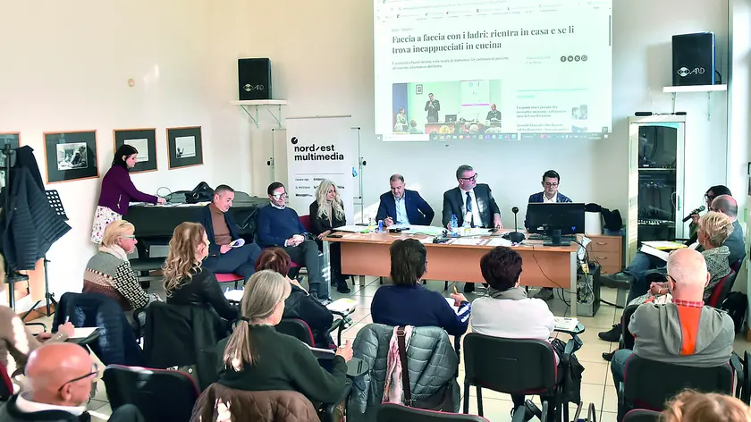 La riunione di redazione con i lettori in via Napoli, a Udine (foto Petrussi)