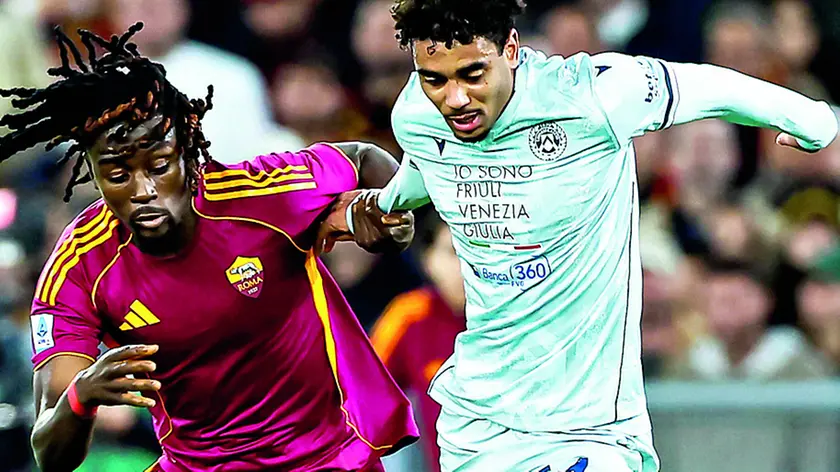 Arthur Atta duella con il romanista Koné