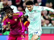 Arthur Atta duella con il romanista Koné