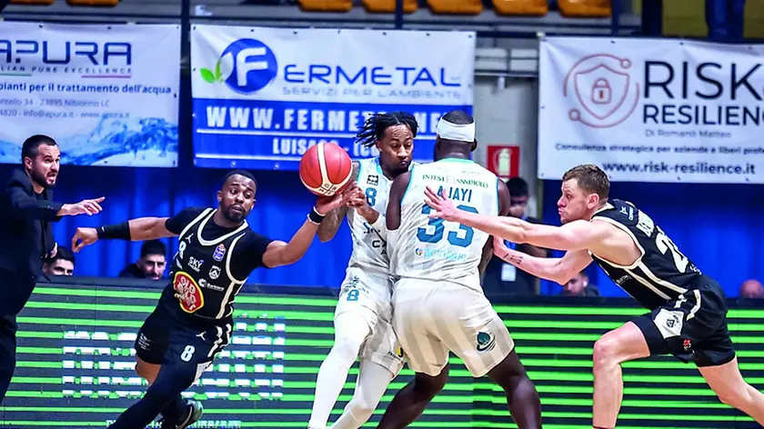 Hickey e Bendzius in difesa contro Cantù sotto gli occhi di coach Vertemati. Foto Petrussi