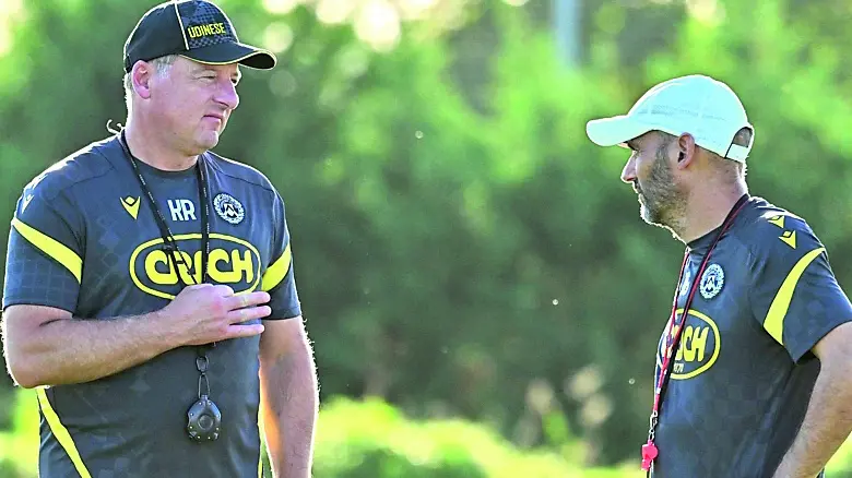 L’allenatore dell’Udinese Kosta Runjaic a colloqui con il preparatore atletico Jordie Garciafotopetrussi