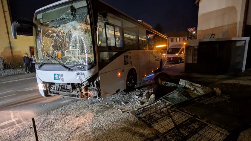 Le immagini della corriera incidentata
