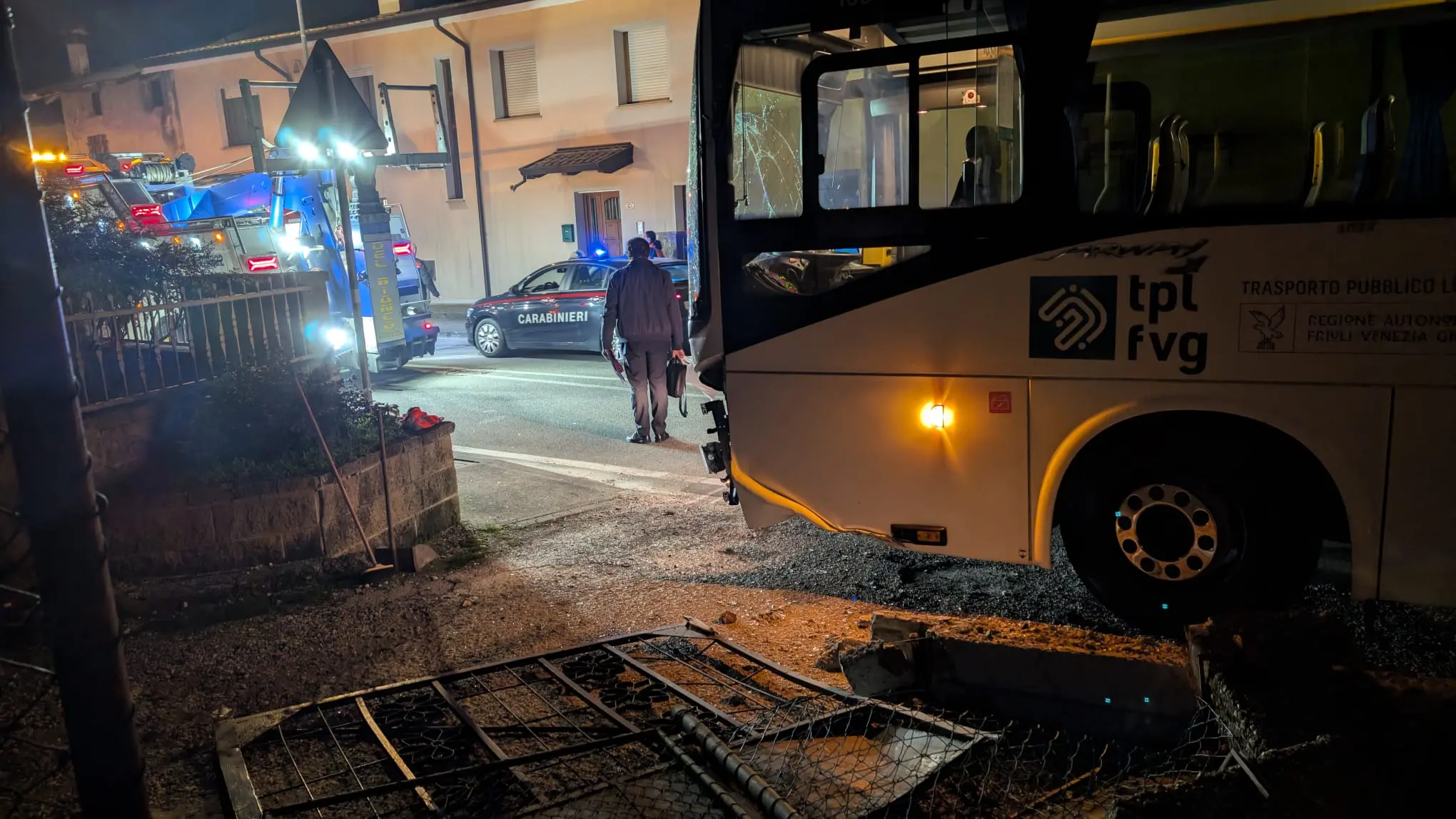 Il mezzo di Arriva Udine è finito contro la recinzione