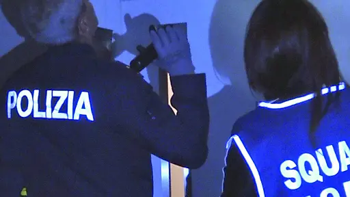 Personale della squadra mobile che ha effettuato le perquisizioni