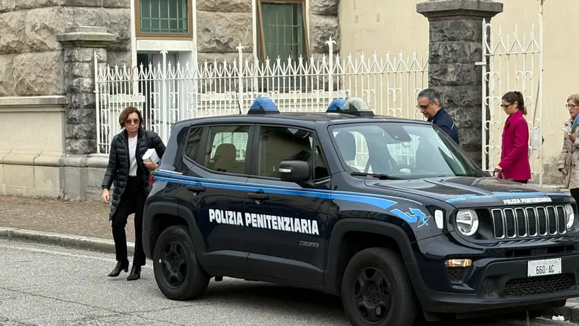 L’uscita del giudice Pussini dal carcere di Udine