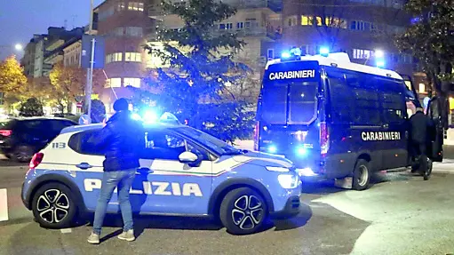 Controlli delle forze dell'ordine in Borgo Stazione a Udine. Foto Petrussi