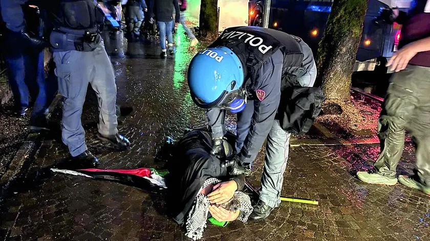 Un agente blocca uno dei facinorosi