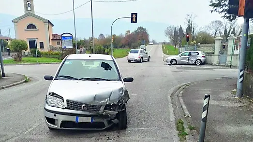 I veicoli danneggiati dopo l'impatto