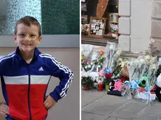 Il piccolo Giovanni Trame e i fiori e peluche lasciati all’esterno dello stabile di piazza Marconi 3 a Muggia, teatro del delitto (Lasorte)