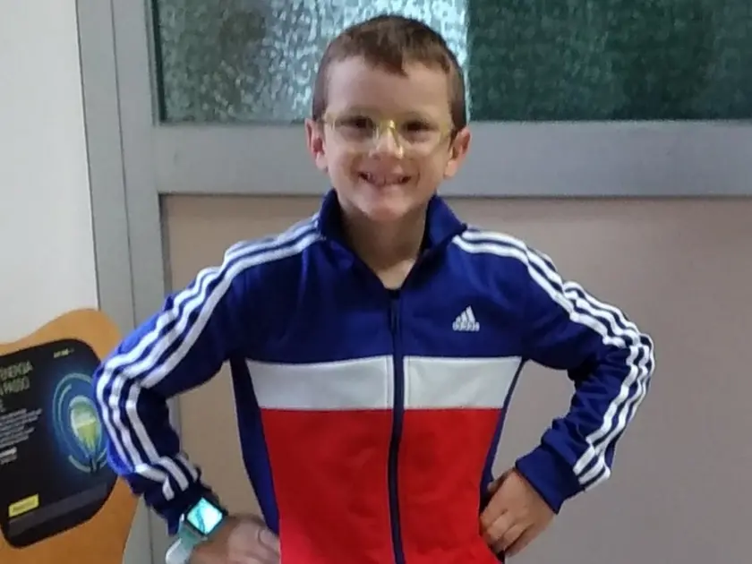 Giovanni Trame con, al polso, lo smartwatch ricevuto in regalo