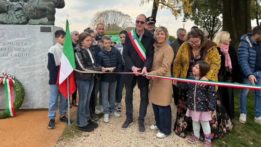 Il taglio del nastro con il sindaco Alessandro Marangoni e l’assessore regionale Barbara Zilli