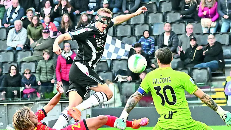 Il gol segnato da Buksa nella gara contro il Lecce. Nel riquadro, Arthur Attafotopetrussi