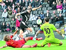 Il gol segnato da Buksa nella gara contro il Lecce. Nel riquadro, Arthur Attafotopetrussi