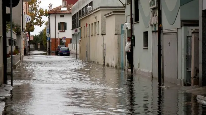 Il centro di Grado sommerso dall'alta marea in una foto di archivio