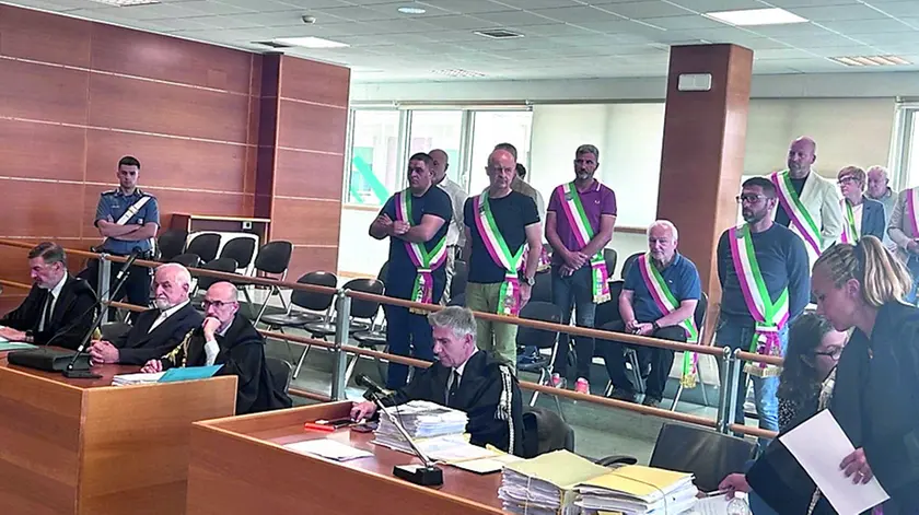 L’aula del tribunale di Udine in cui è in corso il processo: anche all’ultima udienza i sindaci hanno presenziato con la fascia per solidarietà al collega