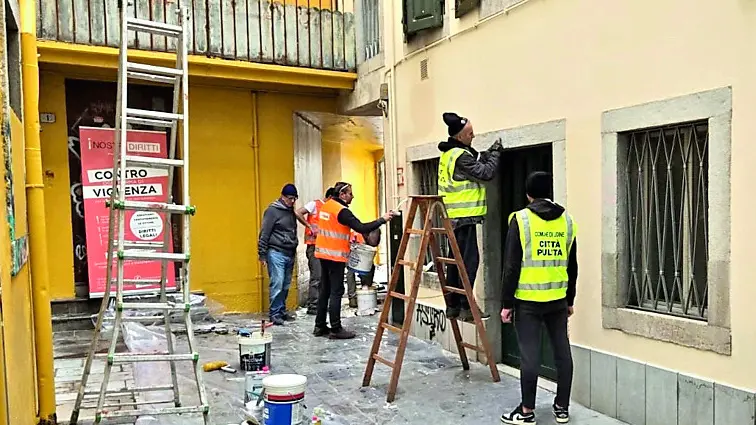 Le operazioni di rimozione delle scritte sui muri in vicolo Brovedan