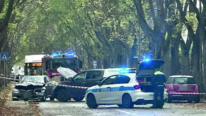 Via Montereale chiusa domenica pomeriggio dalla polizia locale dopo lo scontro tra un pickup e un’auto