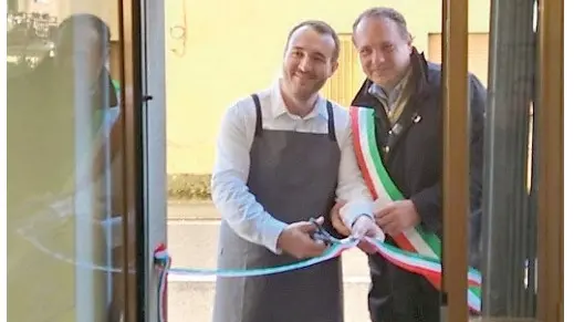 A sinistra Quirino Kuhnert al taglio del nastro con il sindaco Roberto Felcaro