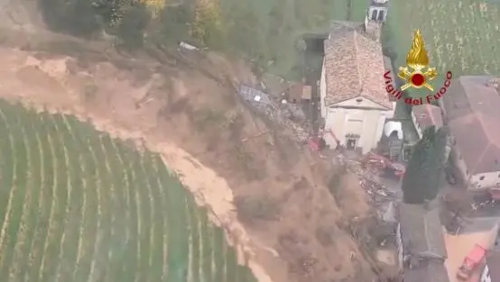 Un'immagine dall'alto della frana a Brazzano