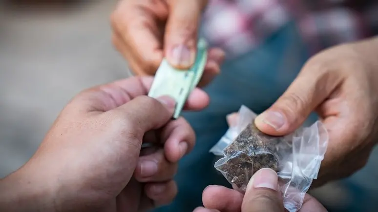 Nell'abitazione del giovane erano stati sequestrati cocaina e hashish