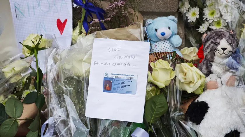 Fiori, biglietti e peluche in ricordo di Giovanni Trame sotto la casa dov’è avvenuto il terribile omicidio. Foto Lasorte