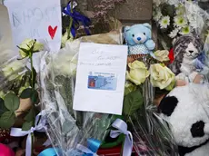 Fiori, biglietti e peluche in ricordo di Giovanni Trame sotto la casa dov’è avvenuto il terribile omicidio. Foto Lasorte