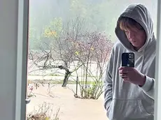 La chef Antonia Klugmann mentre riprende gli interni allagati, dietro i terreni sommersi