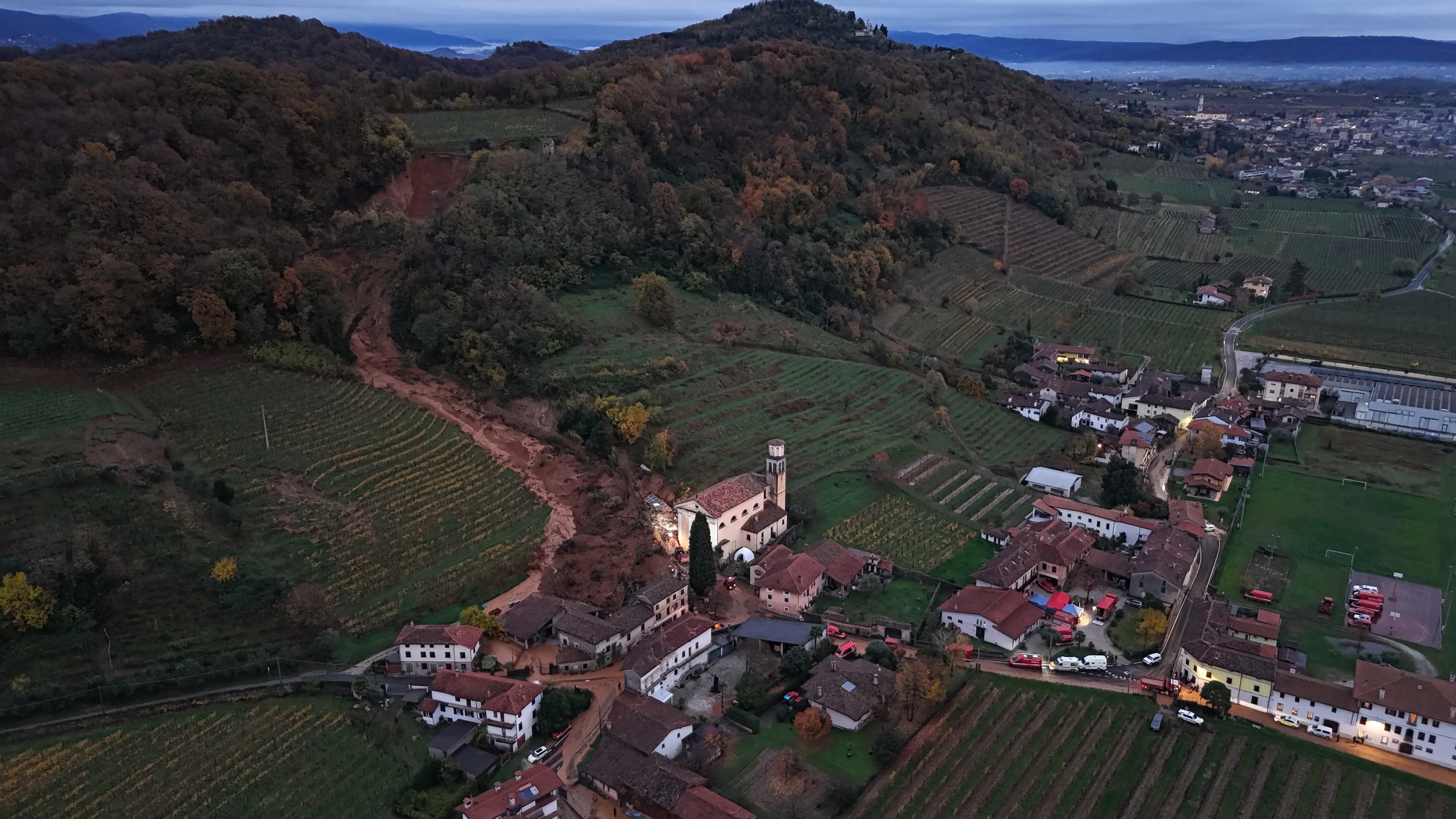 Fiumi esondati, frane e paesi allagati. Le intense piogge che hanno interessato il Friuli tra domenica 16 e lunedì 17 novembre si sono lasciate dietro un bilancio tragico: due morti a Brazzano, centinaia di sfollati a causa della fuoriuscita dagli argini del Torre e dello Judrio, danni incalcolabili ad attività produttive e abitazioni. ferite immortalate dal drone di Matteo Graffig, volontario della Protezione civile del Friuli Venezia Giulia.