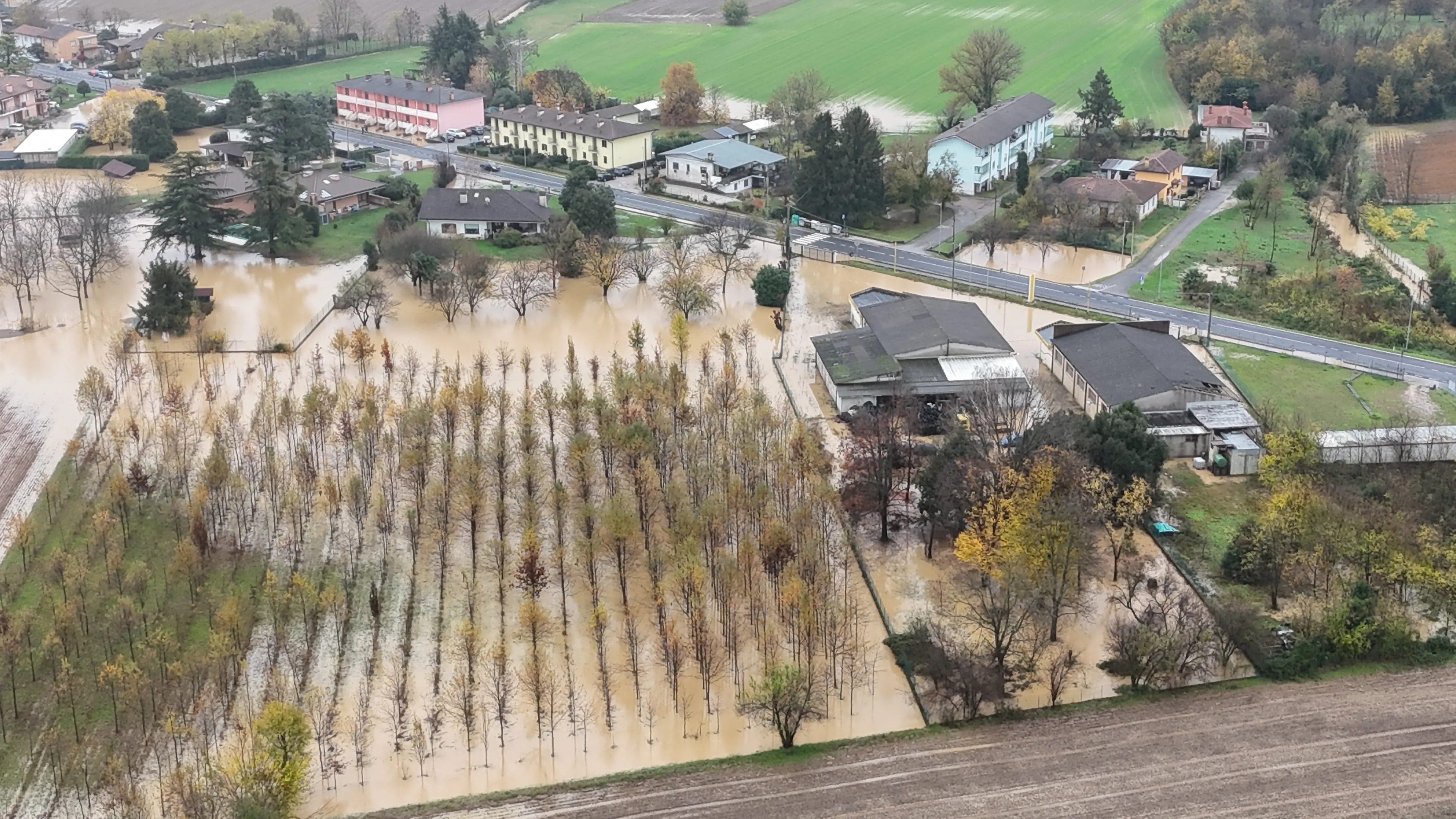 Fiumi esondati, frane e paesi allagati. Le intense piogge che hanno interessato il Friuli tra domenica 16 e lunedì 17 novembre si sono lasciate dietro un bilancio tragico: due morti a Brazzano, centinaia di sfollati a causa della fuoriuscita dagli argini del Torre e dello Judrio, danni incalcolabili ad attività produttive e abitazioni. ferite immortalate dal drone di Matteo Graffig, volontario della Protezione civile del Friuli Venezia Giulia.