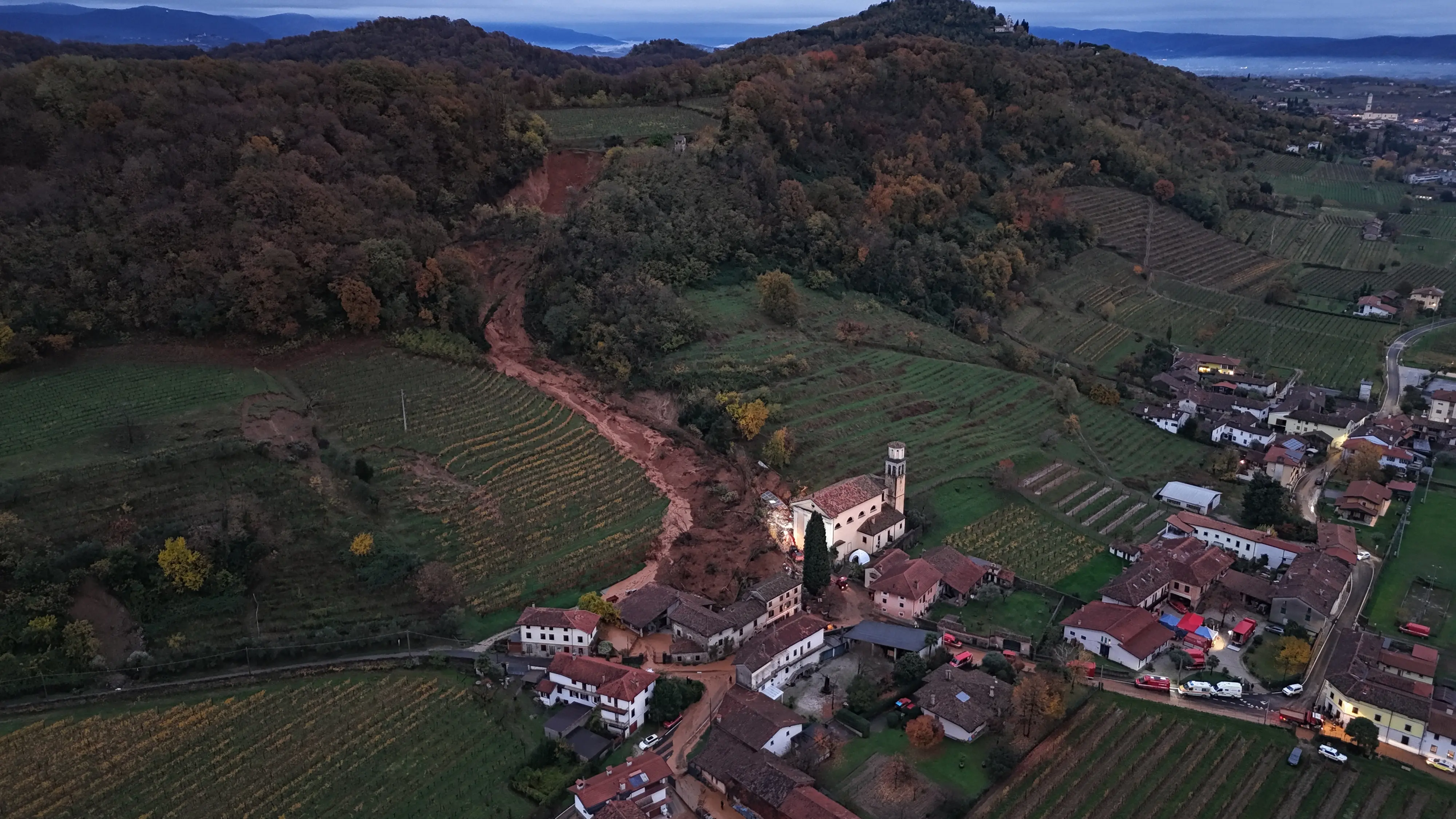 Fiumi esondati, frane e paesi allagati. Le intense piogge che hanno interessato il Friuli tra domenica 16 e lunedì 17 novembre si sono lasciate dietro un bilancio tragico: due morti a Brazzano, centinaia di sfollati a causa della fuoriuscita dagli argini del Torre e dello Judrio, danni incalcolabili ad attività produttive e abitazioni. ferite immortalate dal drone di Matteo Graffig, volontario della Protezione civile del Friuli Venezia Giulia.