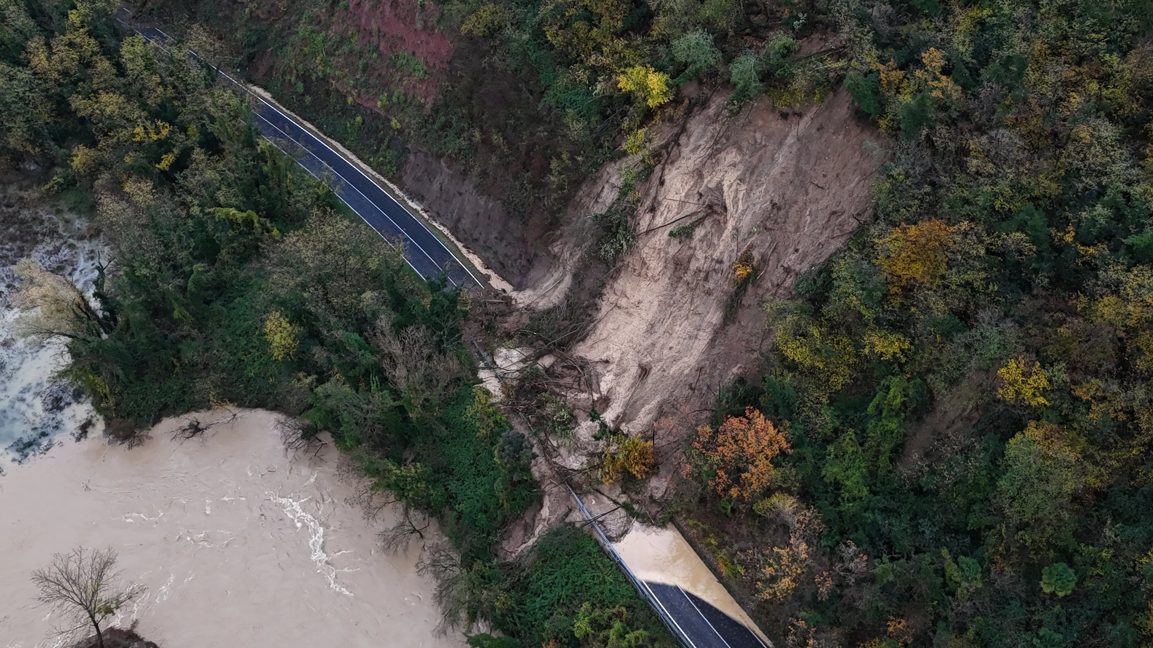 Fiumi esondati, frane e paesi allagati. Le intense piogge che hanno interessato il Friuli tra domenica 16 e lunedì 17 novembre si sono lasciate dietro un bilancio tragico: due morti a Brazzano, centinaia di sfollati a causa della fuoriuscita dagli argini del Torre e dello Judrio, danni incalcolabili ad attività produttive e abitazioni. ferite immortalate dal drone di Matteo Graffig, volontario della Protezione civile del Friuli Venezia Giulia.