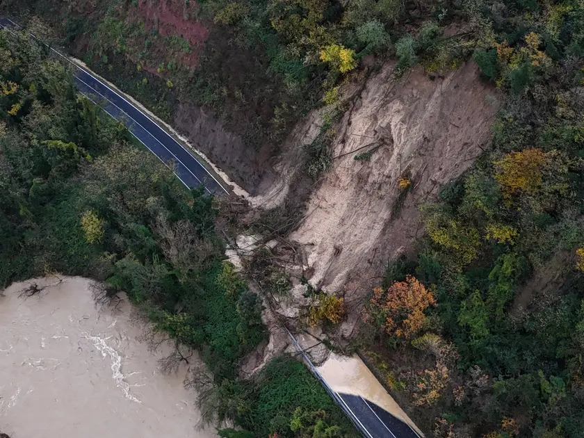Fiumi esondati, frane e paesi allagati. Le intense piogge che hanno interessato il Friuli tra domenica 16 e lunedì 17 novembre si sono lasciate dietro un bilancio tragico: due morti a Brazzano, centinaia di sfollati a causa della fuoriuscita dagli argini del Torre e dello Judrio, danni incalcolabili ad attività produttive e abitazioni. ferite immortalate dal drone di Matteo Graffig, volontario della Protezione civile del Friuli Venezia Giulia.