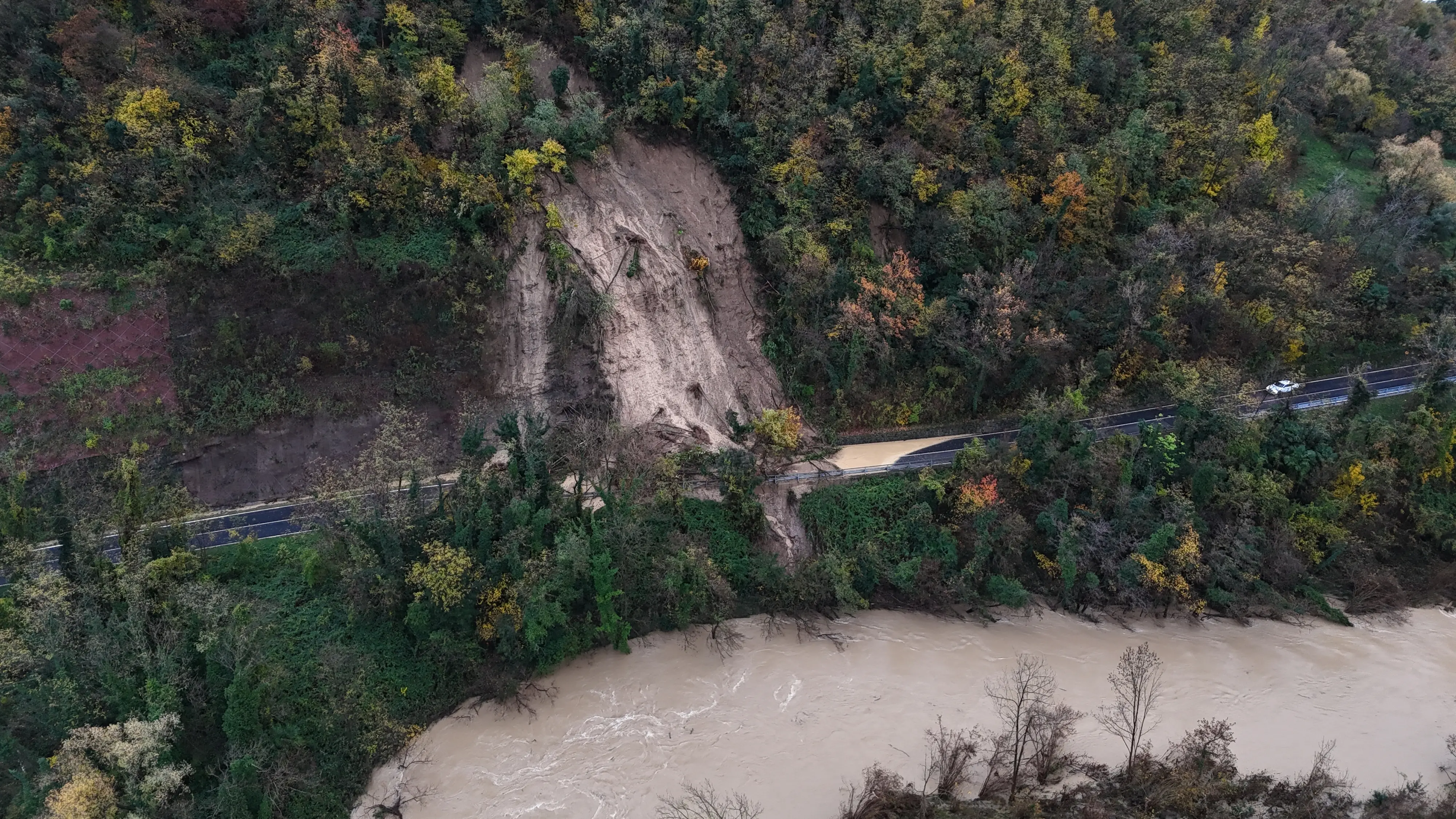 Fiumi esondati, frane e paesi allagati. Le intense piogge che hanno interessato il Friuli tra domenica 16 e lunedì 17 novembre si sono lasciate dietro un bilancio tragico: due morti a Brazzano, centinaia di sfollati a causa della fuoriuscita dagli argini del Torre e dello Judrio, danni incalcolabili ad attività produttive e abitazioni. ferite immortalate dal drone di Matteo Graffig, volontario della Protezione civile del Friuli Venezia Giulia.