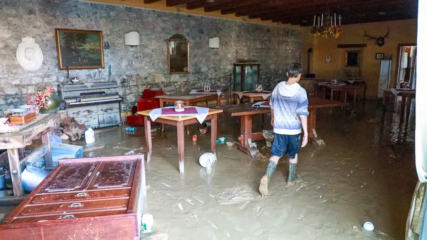 Nel fotoservizio Tibaldi le case dei residenti di Versa invase da fango e mobili da buttare