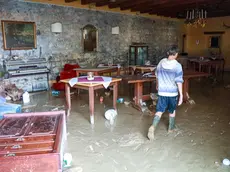 Nel fotoservizio Tibaldi le case dei residenti di Versa invase da fango e mobili da buttare