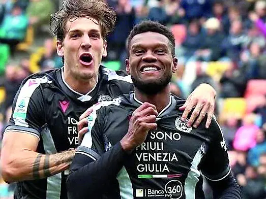 Cristian Kabasele esulta per il gol realizzato contro il Cagliari che ha portato un punto in classifica