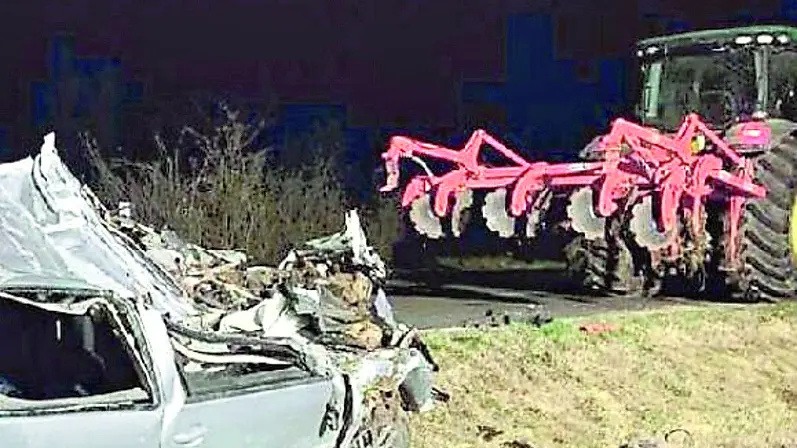 La macchina e il trattore con l’attrezzatura agricola rimasti coinvolti nell’incidente di Vivaro