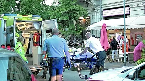 L’intervento dei soccorritori del 118 dopo l’accoltellamento