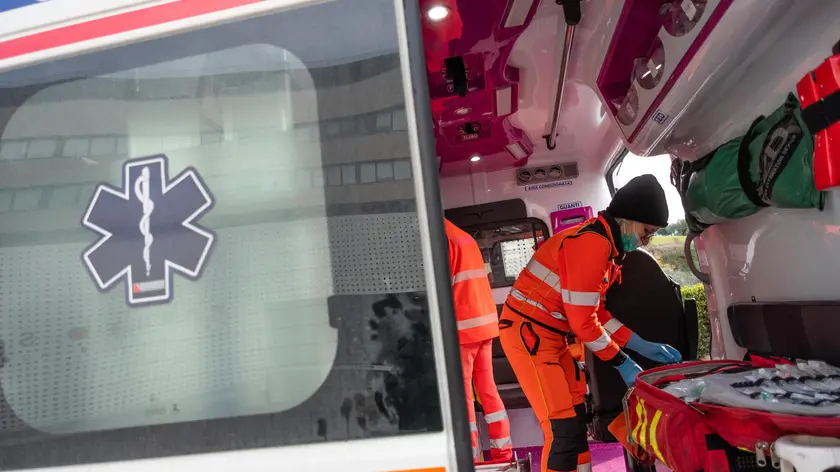 Il ragazzo è stato portato via in ambulanza (foto d'archivio)