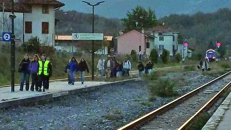 Gli utenti accompagnati in stazione dal personale delle ferrovie