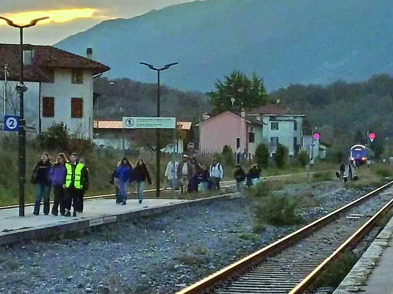 Gli utenti accompagnati in stazione dal personale delle ferrovie