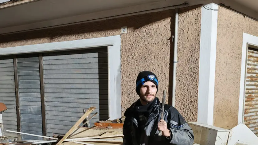 Il volontario Andrea Serino