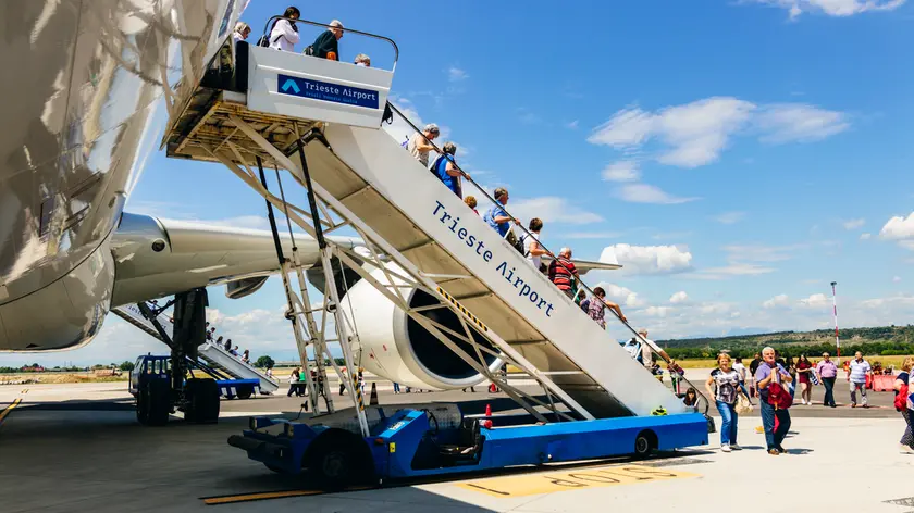 Passeggeri scendono da un aereo dal Trieste Airport