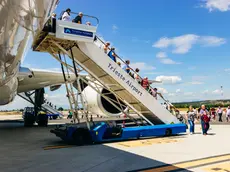 Passeggeri scendono da un aereo dal Trieste Airport