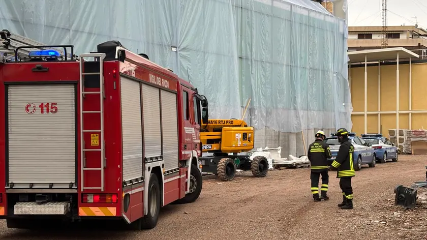 I soccorsi sul luogo dell'incidente all'ex Fiera di Pordenone