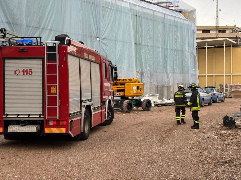 I soccorsi sul luogo dell'incidente all'ex Fiera di Pordenone