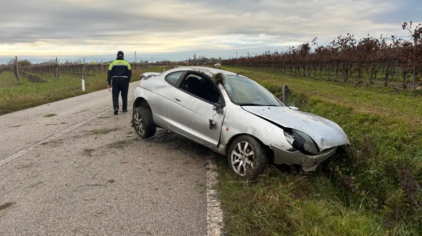 L'auto fuori strada a Casarsa della Delizia