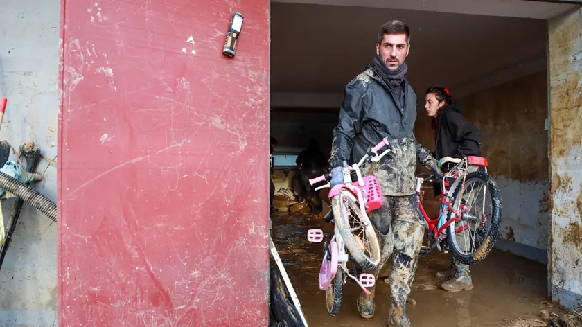 Residenti di Versa alle prese con lo sgombero del garage (Tibaldi)